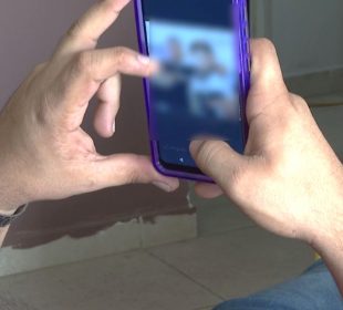 Persona siendo extorsionada por teléfono