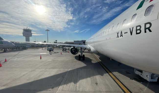 Avión en el aeropuerto con turistas extranjeros