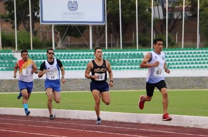 Atletas en pista