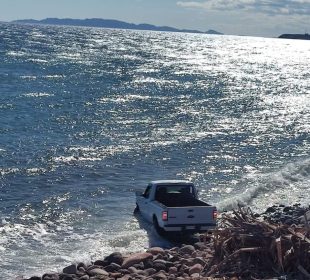 Auto en el mar en Santa Rosalía