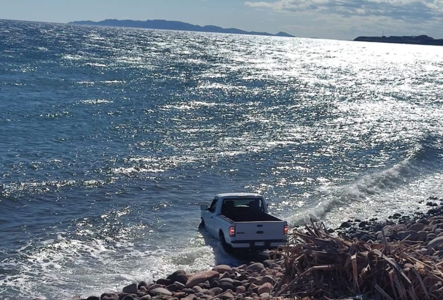 Auto en el mar en Santa Rosalía