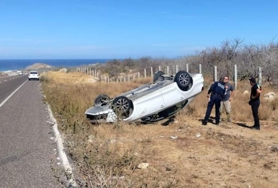 Auto volcado sobre la carretera Transpeninsular