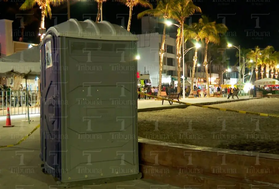 Baño portátil en malecón de La Paz