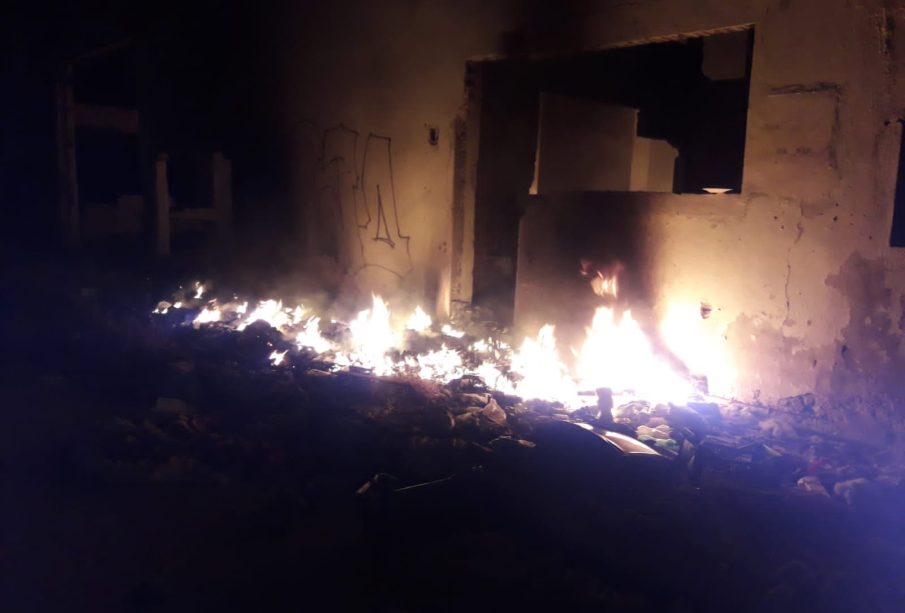 Bodega abandonada en llamas