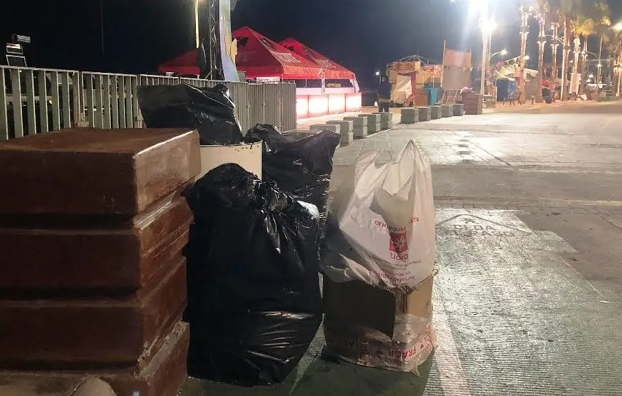 Bolsas de basura en el malecón de La Paz