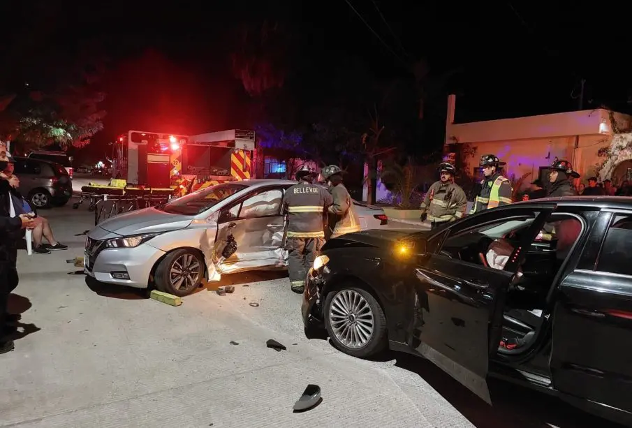 Bomberos rescantando a mujer prensada tras choque