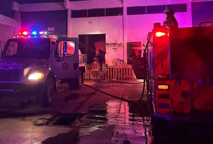 Bomberos sofocando incendio en bodega