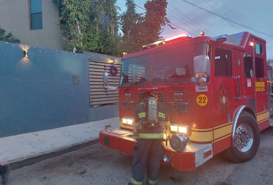 Bomberos sofocando incendio en la colonia El Dorado