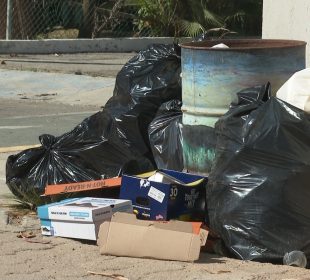 Bote con bolsas de basura a su alrededor