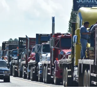 Camiones detenidos en carretera por Paro Nacional