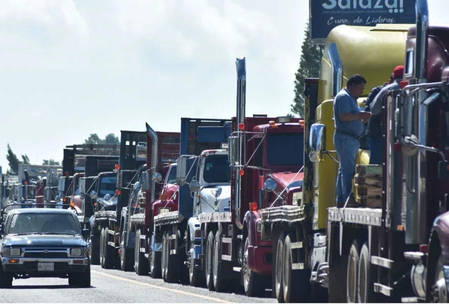 Camiones detenidos en carretera por Paro Nacional