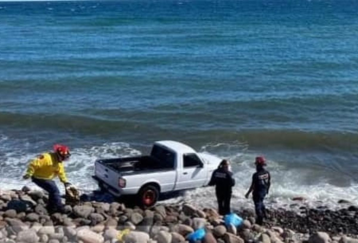 Camioneta en el mar