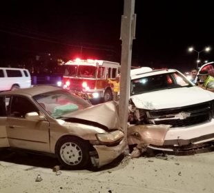 Camionetas embarradas en poste