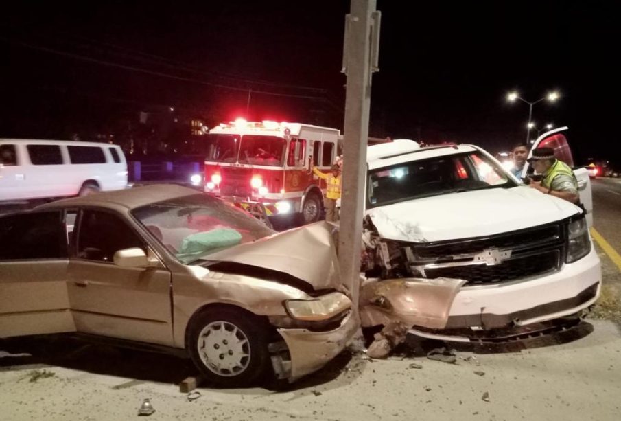 Camionetas embarradas en poste