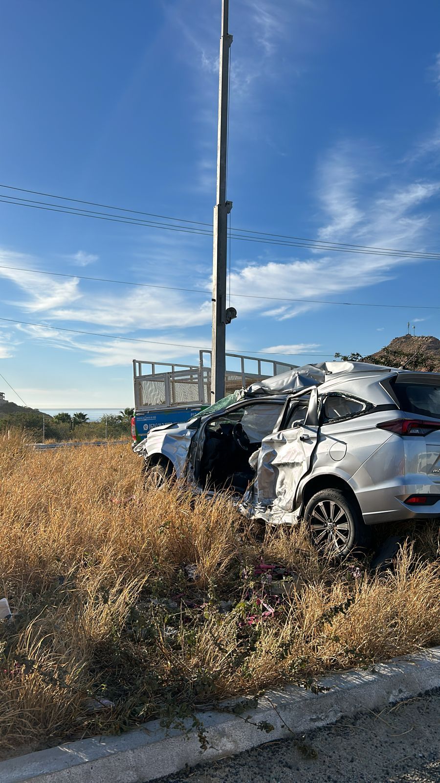 Carro destruido y sin puerta por choque