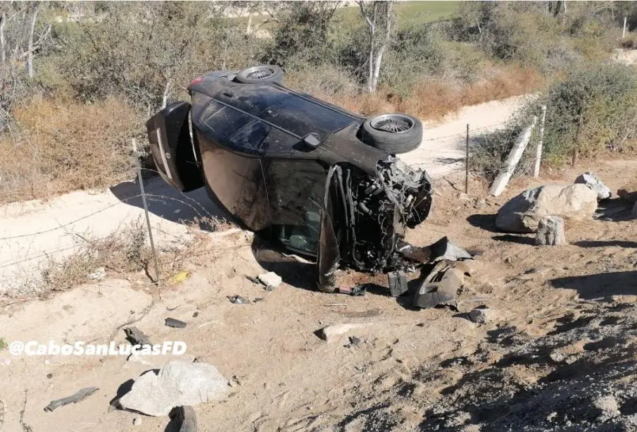 Carro volcado a la altura de Cabo del Sol