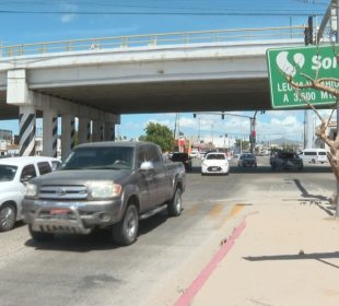 Carros avanzando en cruce sobre avenida Leona Vicario