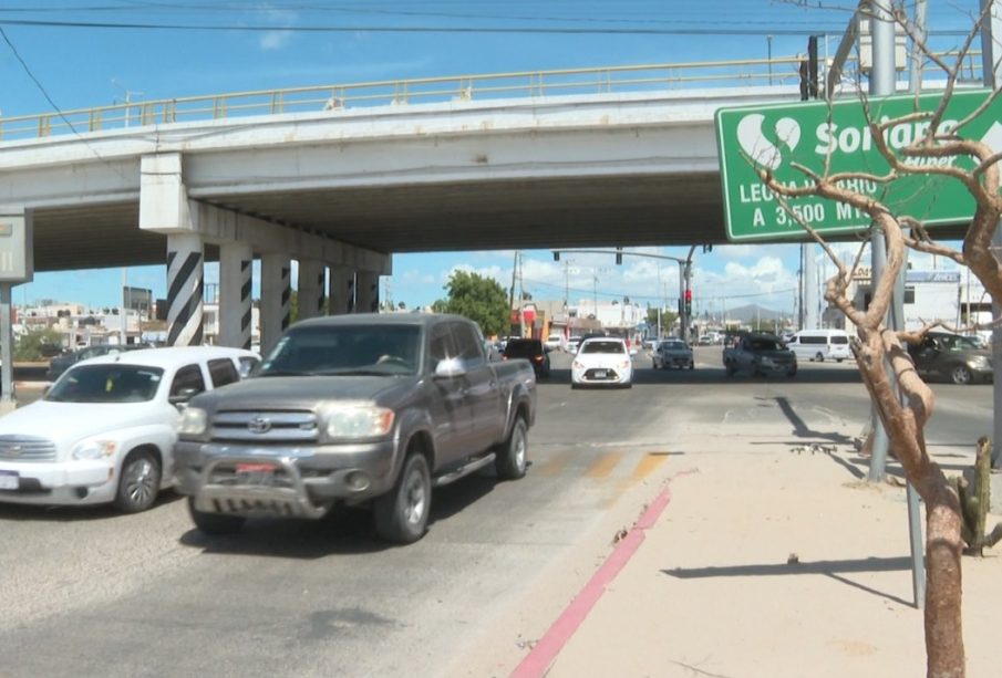 Carros avanzando en cruce sobre avenida Leona Vicario