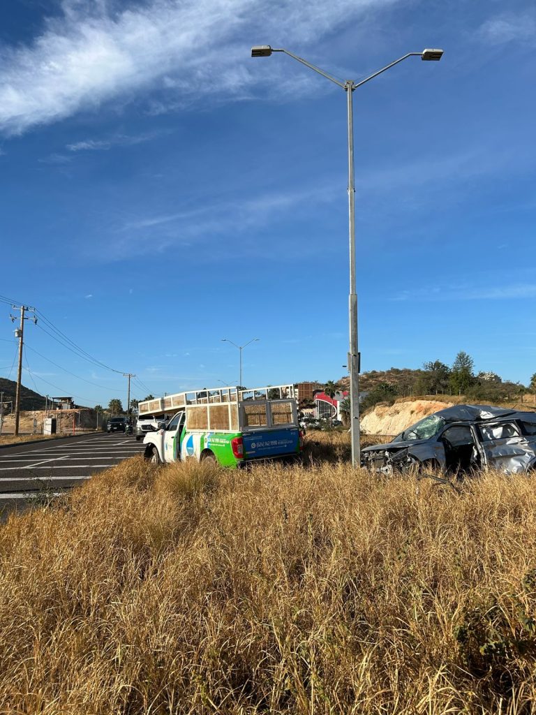 Carros involucrados en accidente en Cerro Colorado