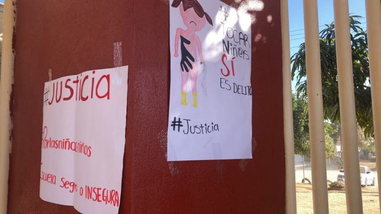 Carteles por caso de acoso a estudiante