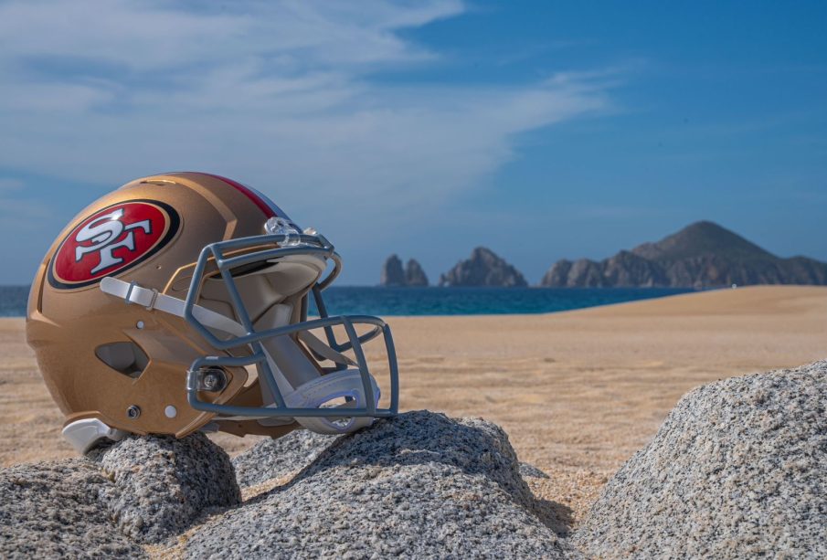 Casco de futbol americano en playa de Los Cabos