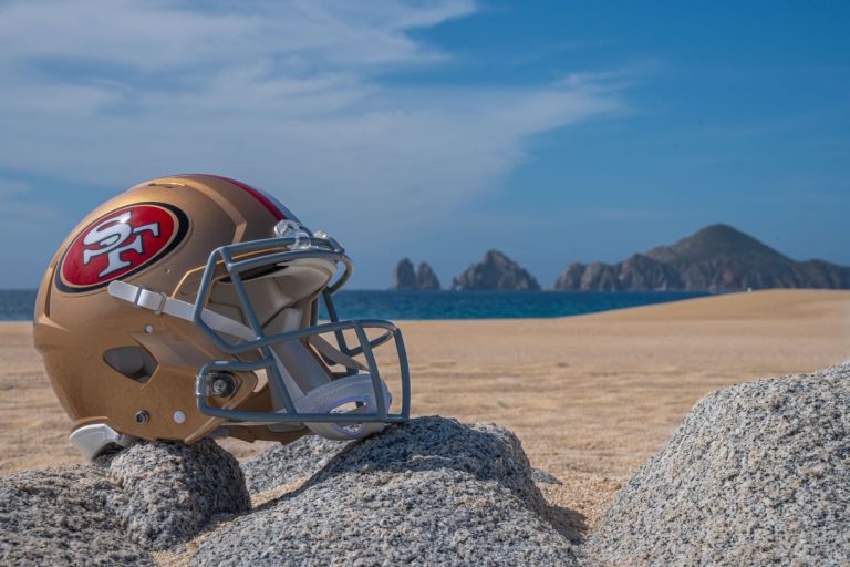 Casco de los 49ers con el Arco de CSL de fondo