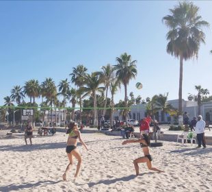 Chicas jugando voleibol de playa