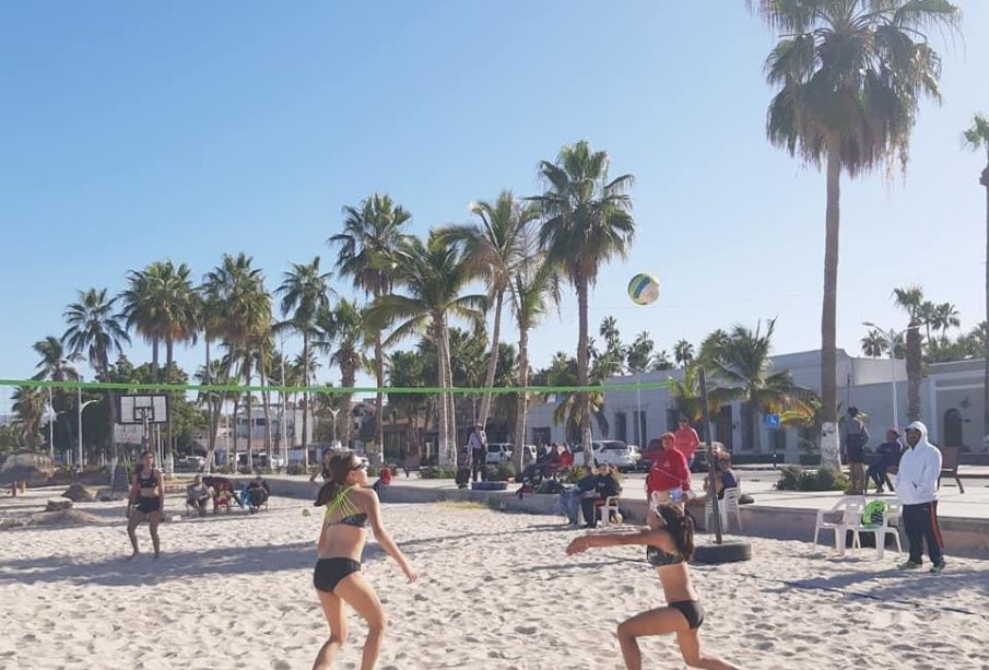 Chicas jugando voleibol de playa