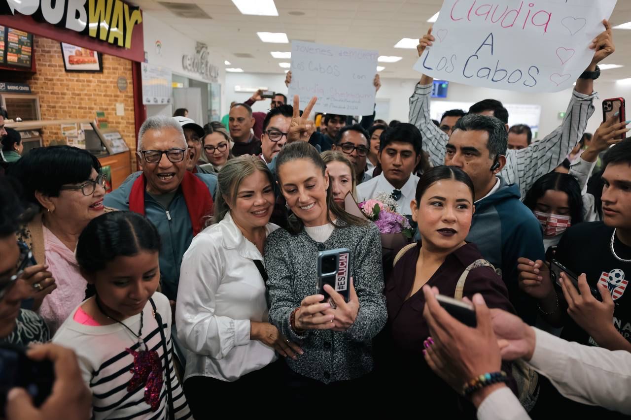 Claudia Sheinbaum con militantes de Morena en Los Cabos