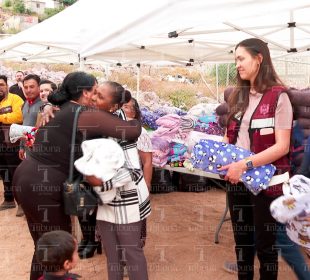 DIF entregando cobijas a familias en La Paz