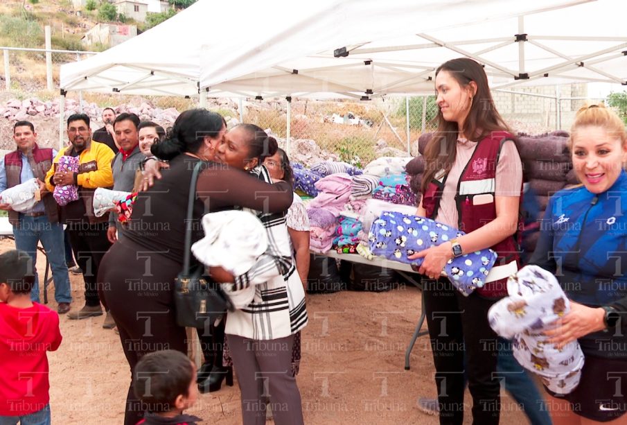 DIF entregando cobijas a familias en La Paz