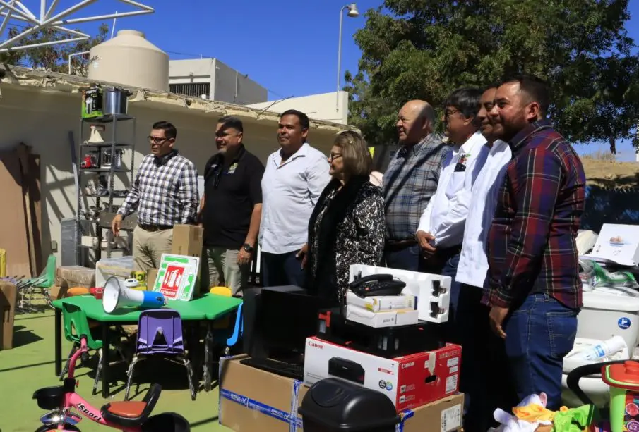 Funcionarios municipales y el gober entregando material al CAI
