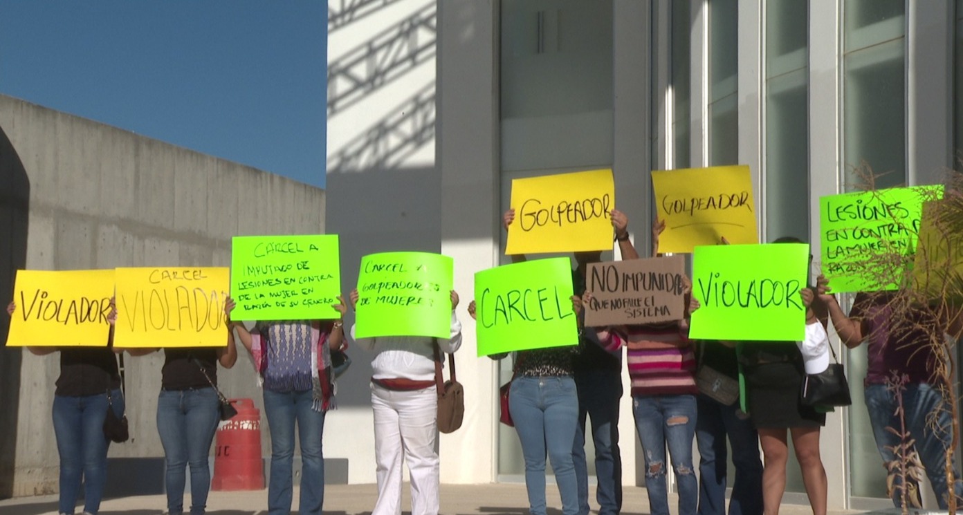 Grupo de manifestantes en PGJE de San José del Cabo