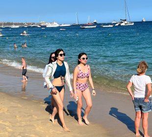 Jovencitas paseando en playas de Cabo San Lucas