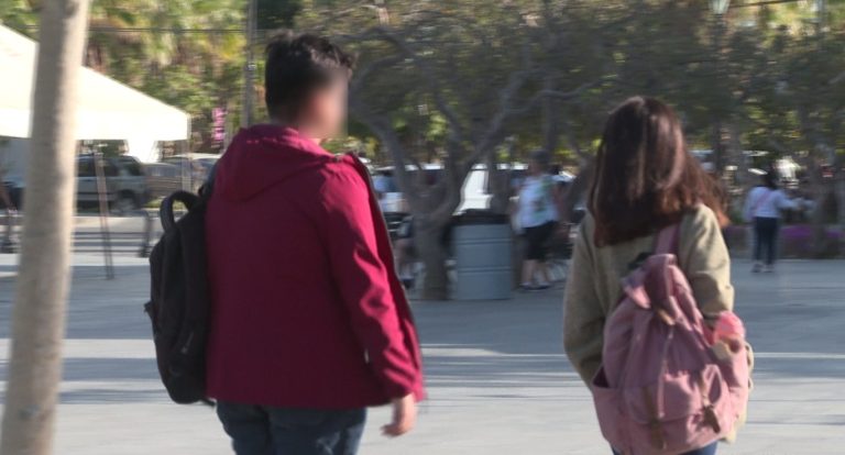 Jóvenes caminando por las calles