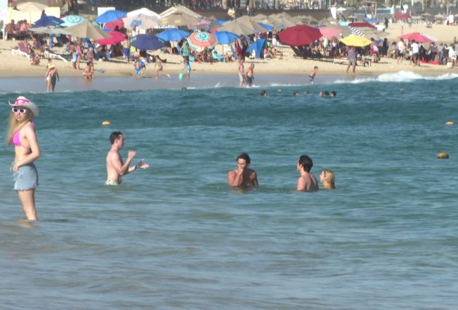 Jóvenes en disfrutando del mar