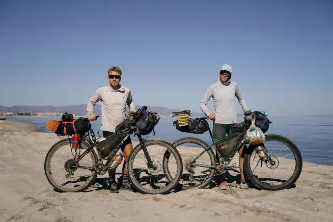 Jóvenes haciendo bikepacking