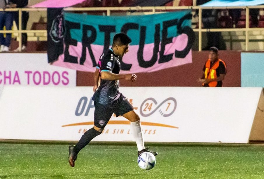 Jugador de Los Cabos United durante partido