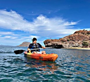 Lupillo Rivera en kayak en playas de Loreto