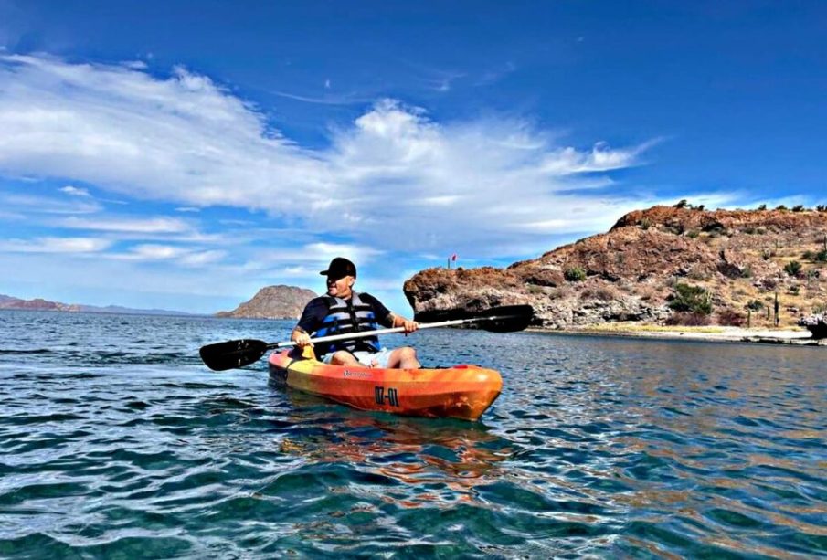 Lupillo Rivera en kayak en playas de Loreto