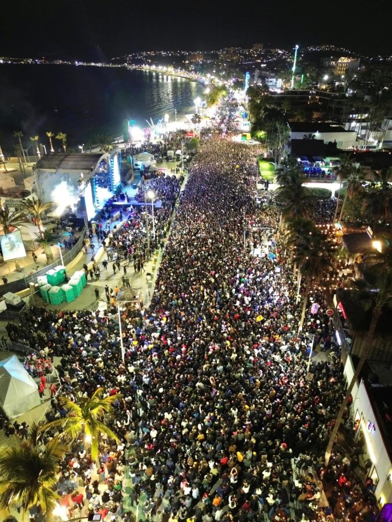 Malecón abarrotado por Carnaval La Paz