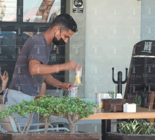 Mesero limpiando mesa en restaurante