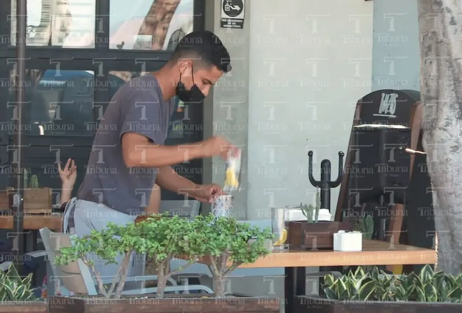 Mesero limpiando mesa en restaurante