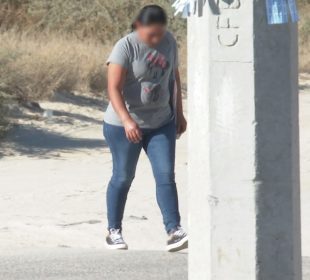 Mujer caminando por la calle