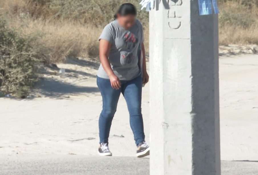 Mujer caminando por la calle