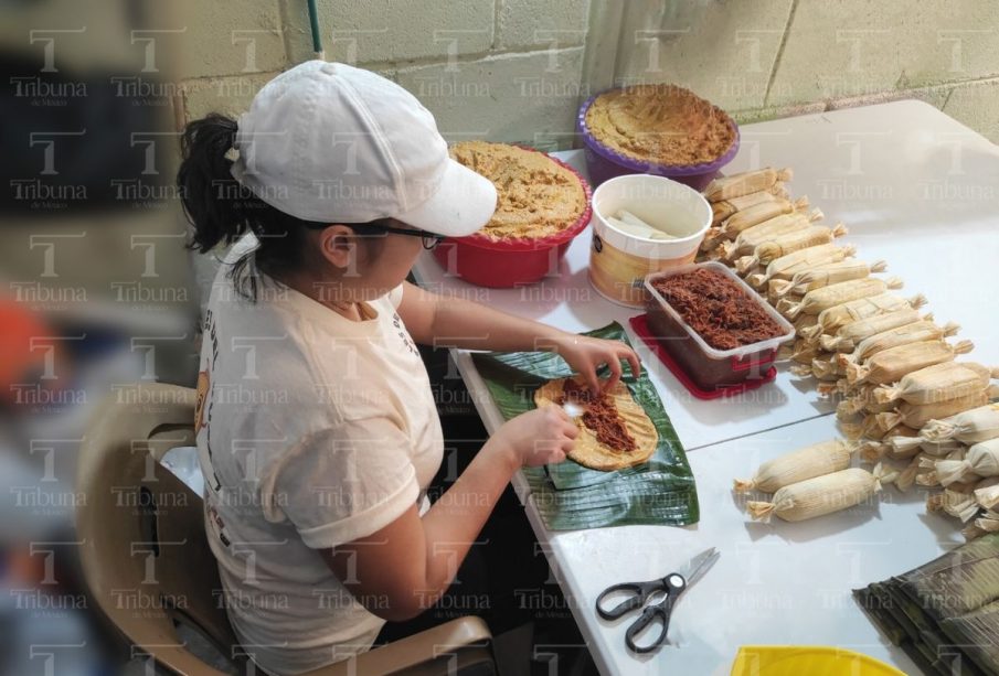 Mujer preparando tamales