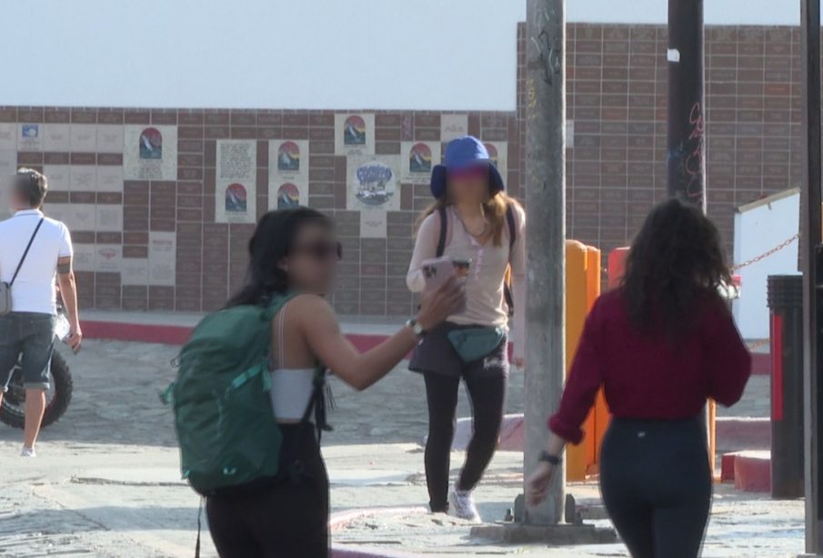 Mujeres andando por la calle