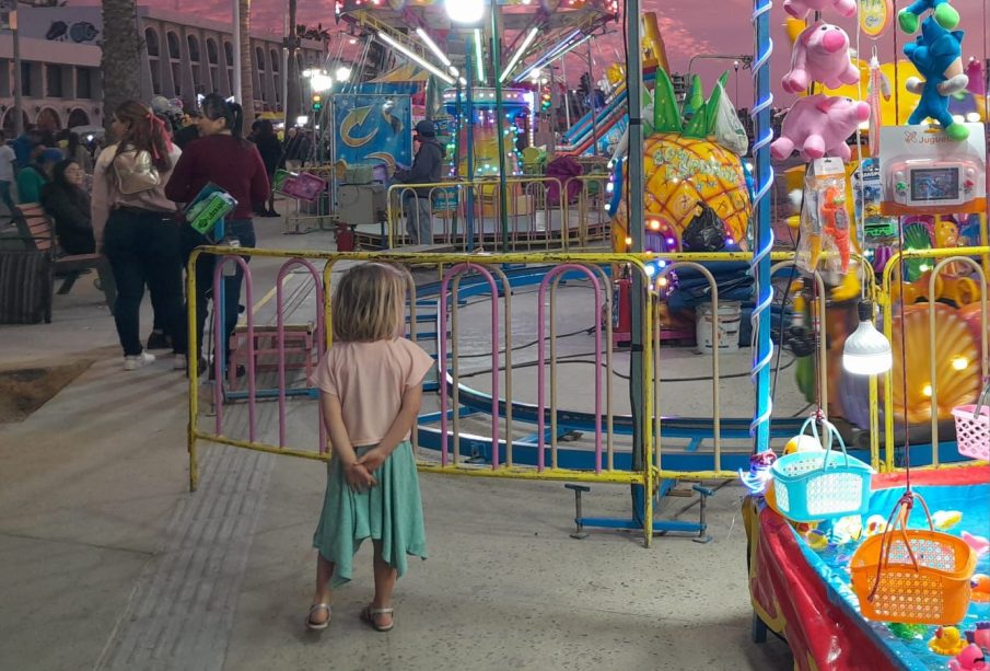 Niña viendo juegos mecánicos