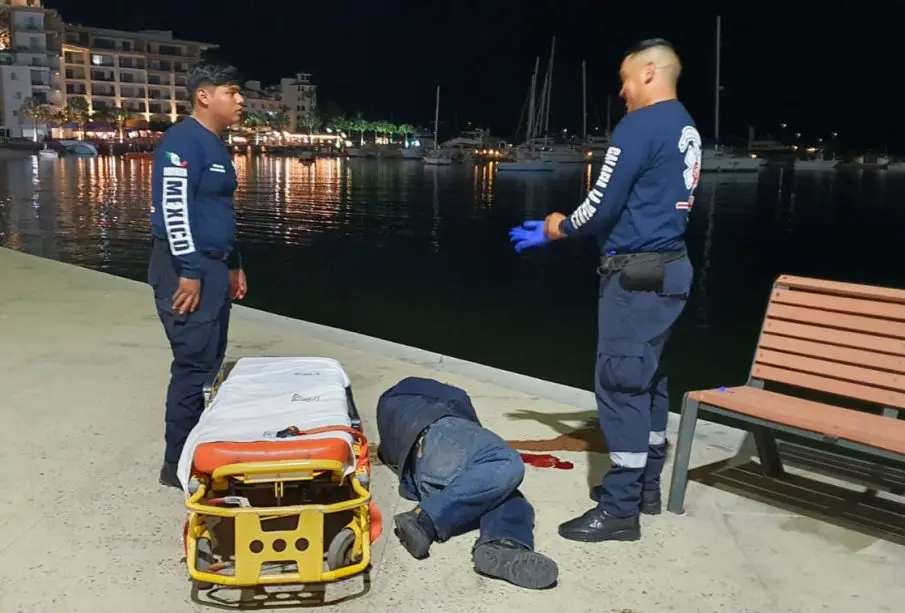 Paramédicos atendiendo a primer lesionado en Carnaval La Paz