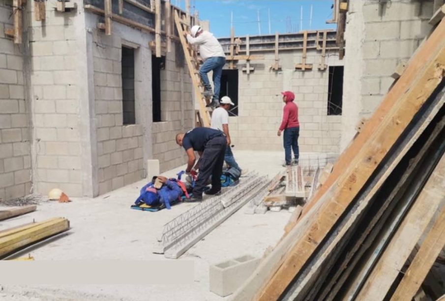 Paramédicos atendiendo a trabajador lesionado